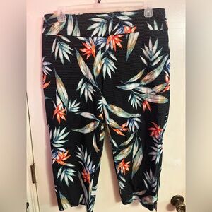 NWOT Zac & Rachel Black Cropped Pants with Tropical Floral Palm Design (16) 💚